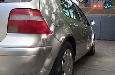 Хетчбек Volkswagen Golf 2003 в 