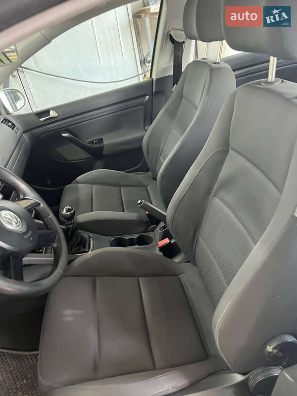 Хэтчбек Volkswagen Golf 2004 в Турийске