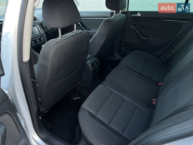 Универсал Volkswagen Golf 2010 в Кременце