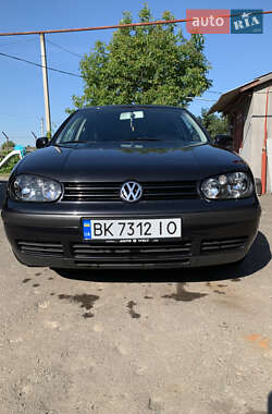 Хэтчбек Volkswagen Golf 2002 в Ровно