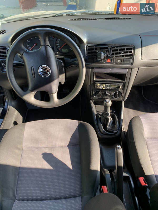 Хетчбек Volkswagen Golf 2002 в Рівному