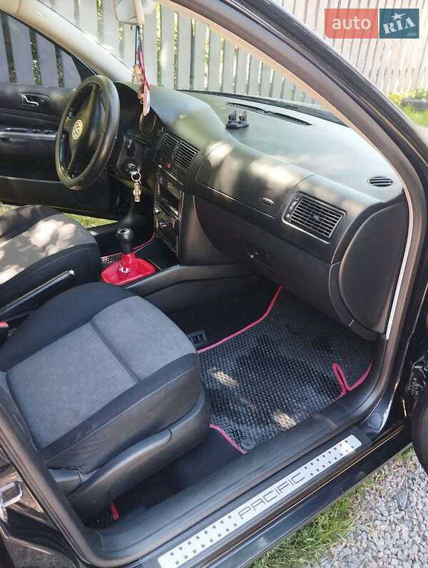 Хетчбек Volkswagen Golf 2003 в Луцьку
