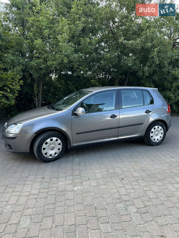 Хэтчбек Volkswagen Golf 2004 в Надворной