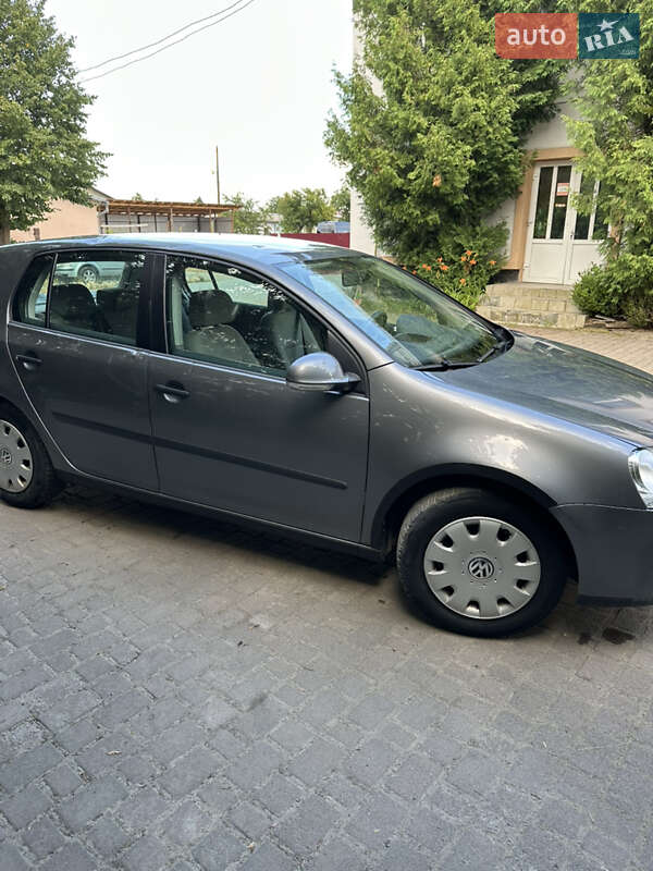 Хэтчбек Volkswagen Golf 2004 в Надворной