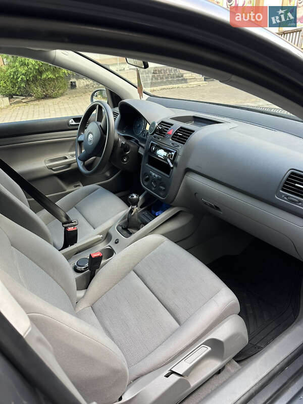Хэтчбек Volkswagen Golf 2004 в Надворной