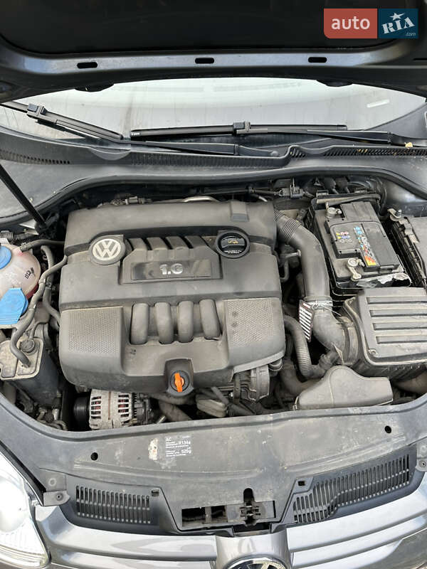 Хэтчбек Volkswagen Golf 2004 в Надворной