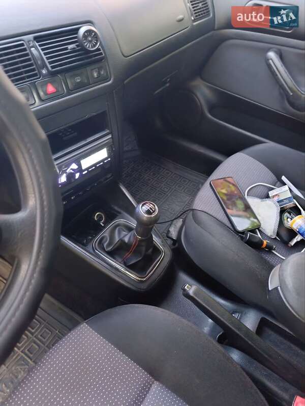 Хетчбек Volkswagen Golf 2002 в Теофіполі