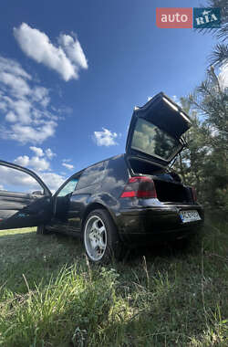 Хэтчбек Volkswagen Golf 2000 в 