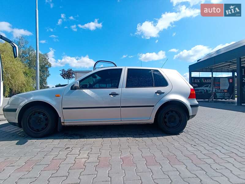 Хэтчбек Volkswagen Golf 1999 в  фото Хэтчбек Volkswagen Golf 1999 в