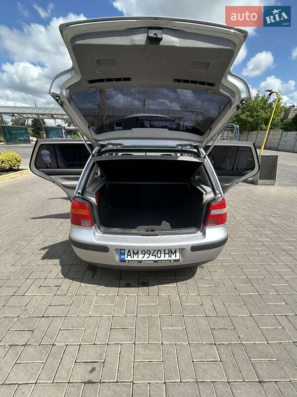 Хетчбек Volkswagen Golf 2002 в Козятині