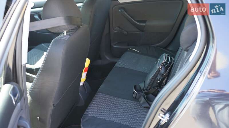 Хетчбек Volkswagen Golf 2006 в Житомирі