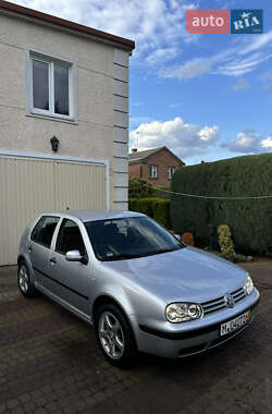 Хэтчбек Volkswagen Golf 2001 в 