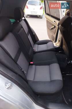 Хетчбек Volkswagen Golf 2001 в 