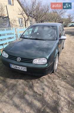 Хэтчбек Volkswagen Golf 2001 в Каневе