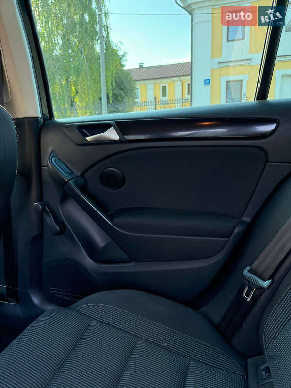 Хэтчбек Volkswagen Golf 2009 в Луцке