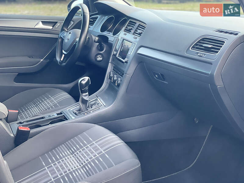 Хэтчбек Volkswagen Golf 2016 в Хусте