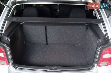 Хетчбек Volkswagen Golf 2003 в 