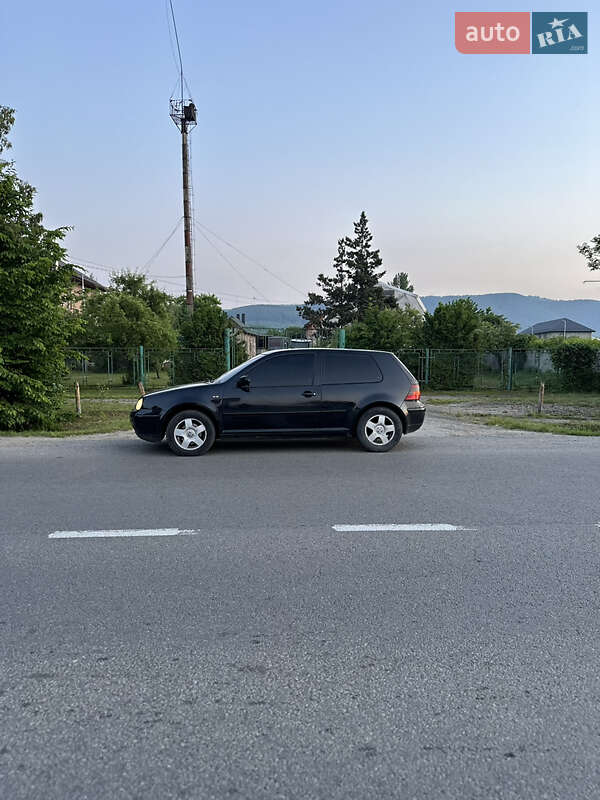 Хетчбек Volkswagen Golf 2000 в Косові