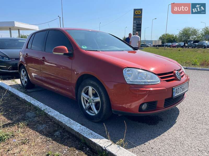 Хэтчбек Volkswagen Golf 2006 в Ужгороде