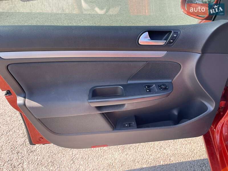 Хэтчбек Volkswagen Golf 2006 в Ужгороде