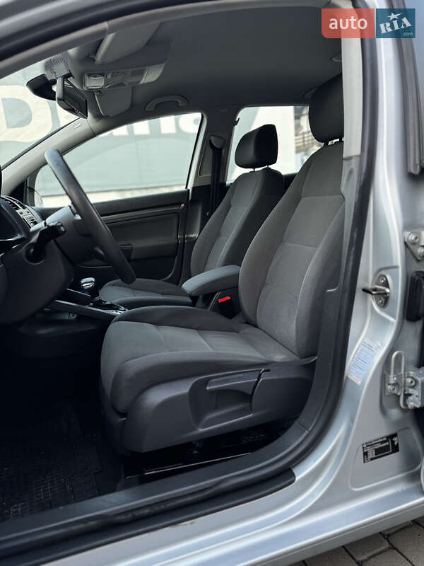 Хетчбек Volkswagen Golf 2005 в Тернополі