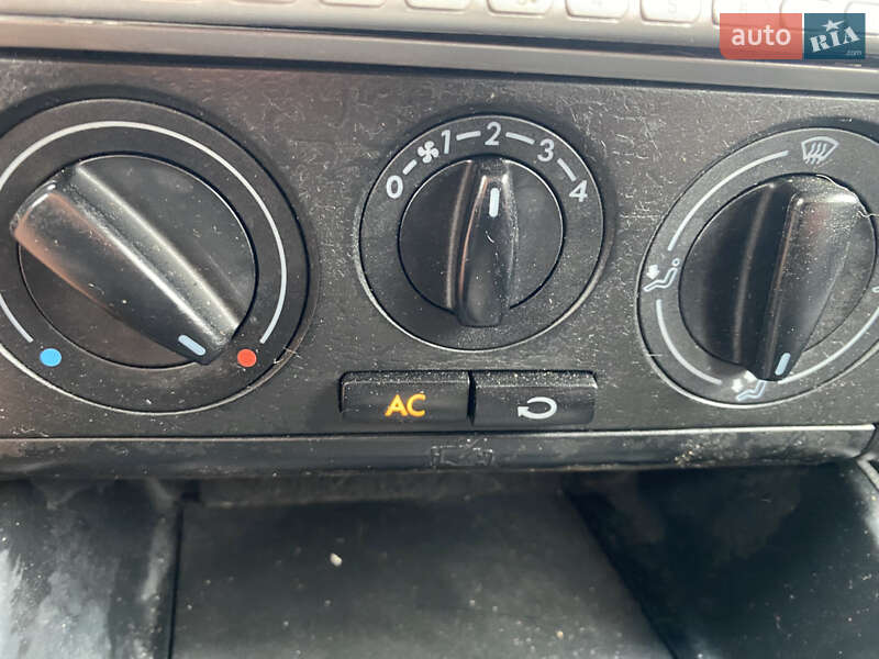 Хетчбек Volkswagen Golf 2001 в Немирові
