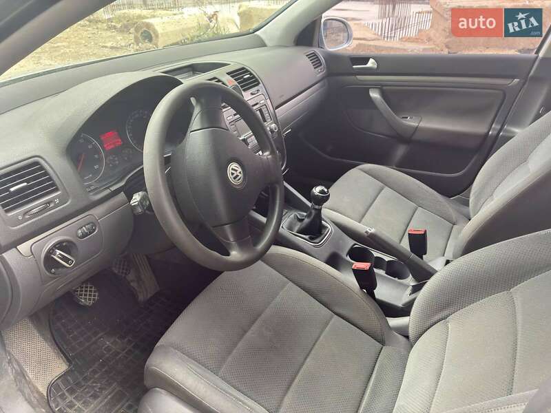 Хэтчбек Volkswagen Golf 2005 в Киеве