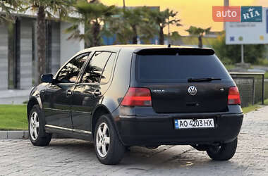 Хэтчбек Volkswagen Golf 2000 в 