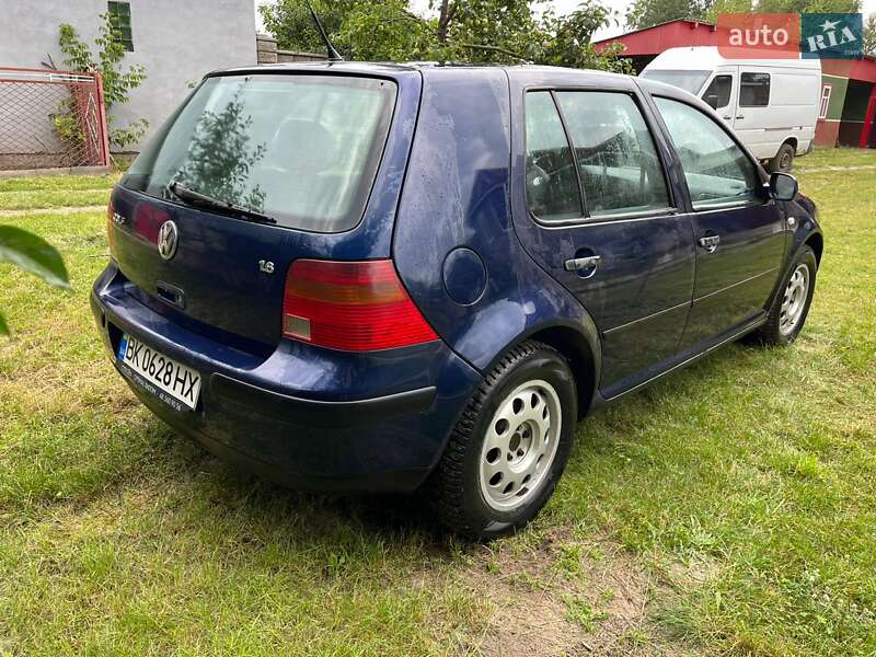 Хэтчбек Volkswagen Golf 2000 в Сарнах