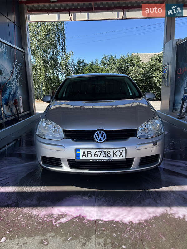 Хетчбек Volkswagen Golf 2004 в Вінниці