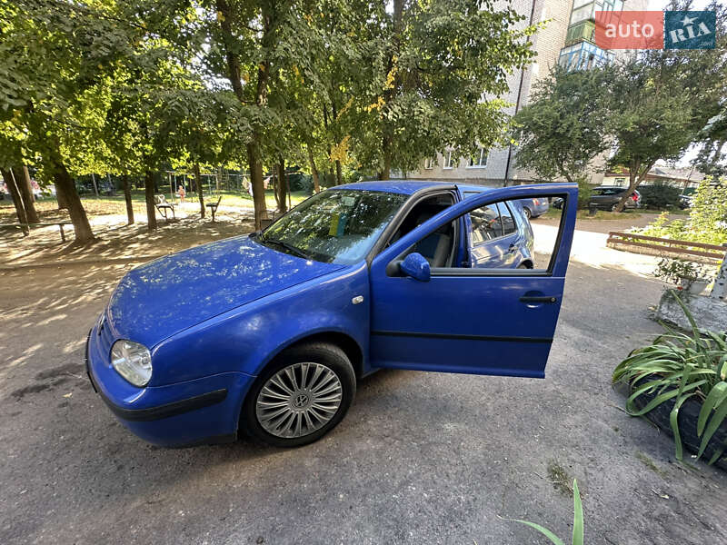 Хэтчбек Volkswagen Golf 2001 в Коростене