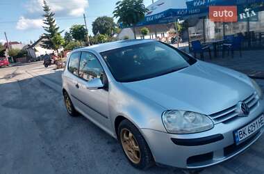 Хэтчбек Volkswagen Golf 2005 в Ровно