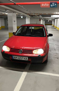 Хетчбек Volkswagen Golf 2002 в Києві
