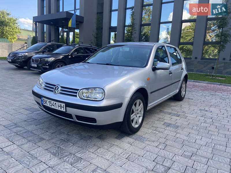 Хэтчбек Volkswagen Golf 2002 в Ровно
