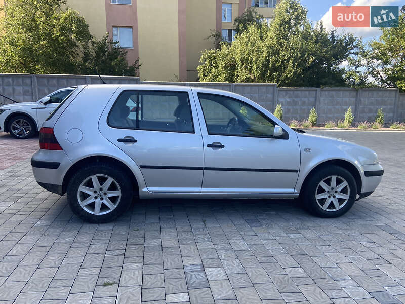 Хэтчбек Volkswagen Golf 2002 в Ровно