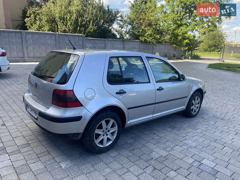 Хэтчбек Volkswagen Golf 2002 в Ровно