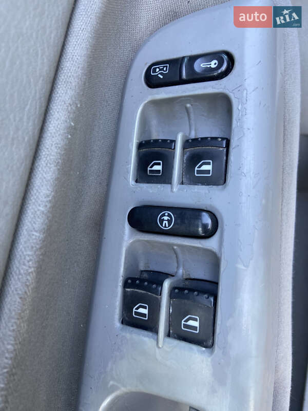 Хэтчбек Volkswagen Golf 2002 в Ровно