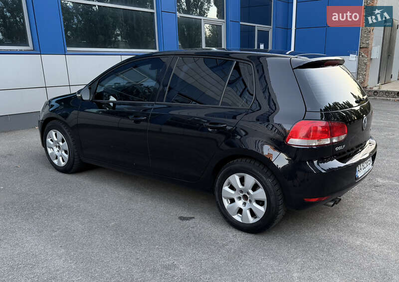 Хэтчбек Volkswagen Golf 2010 в Киеве