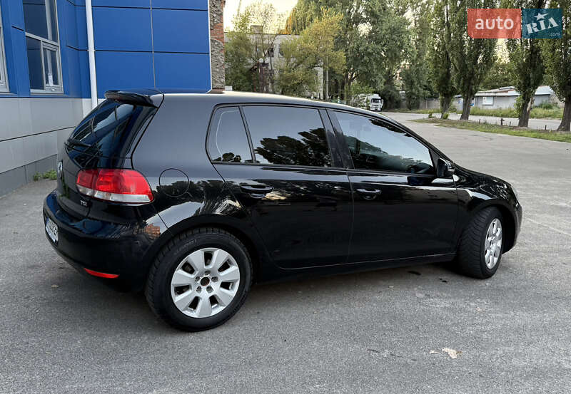 Хэтчбек Volkswagen Golf 2010 в Киеве