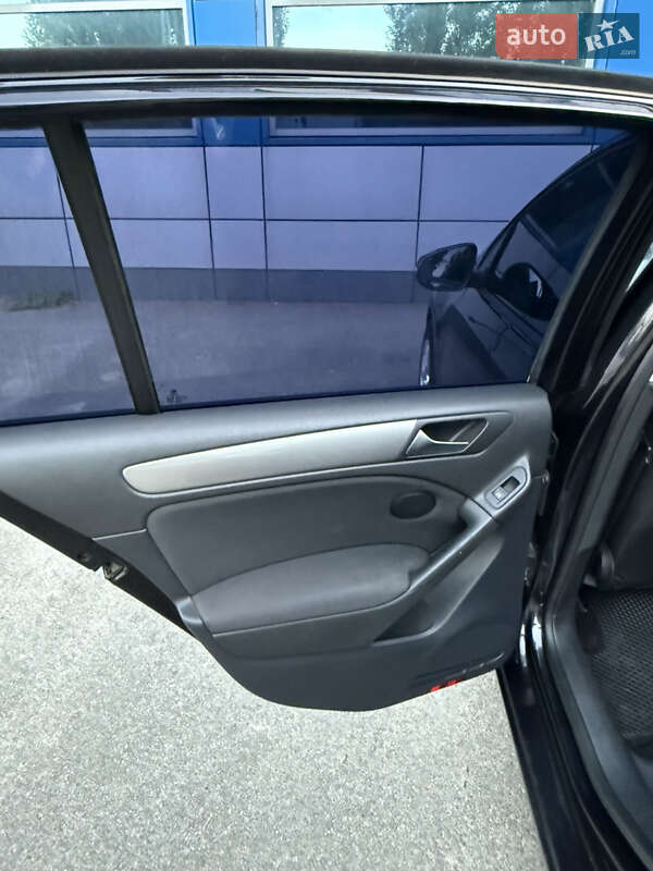 Хэтчбек Volkswagen Golf 2010 в Киеве