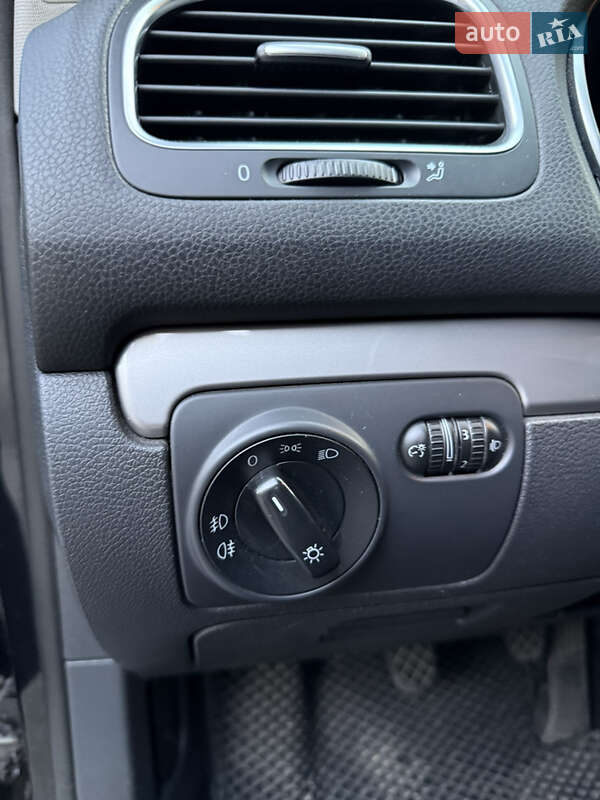 Хэтчбек Volkswagen Golf 2010 в Киеве