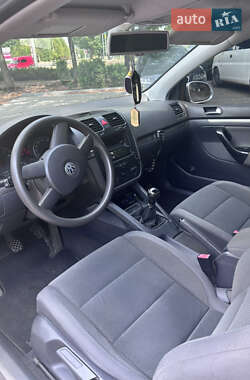 Хэтчбек Volkswagen Golf 2003 в 