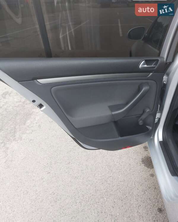 Хетчбек Volkswagen Golf 2005 в Ковелі