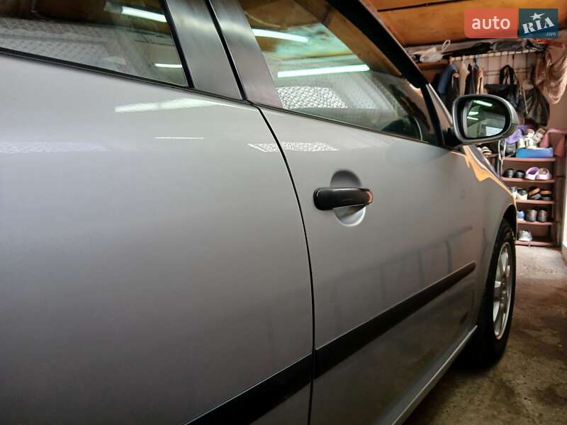 Хэтчбек Volkswagen Golf 2004 в Черновцах