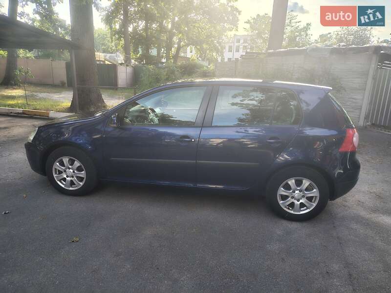 Хетчбек Volkswagen Golf 2004 в Благовіщенську