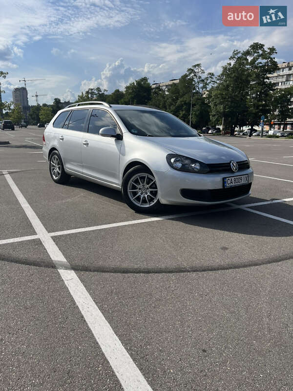 Універсал Volkswagen Golf 2010 в Києві