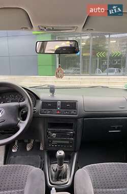 Хэтчбек Volkswagen Golf 1999 в 