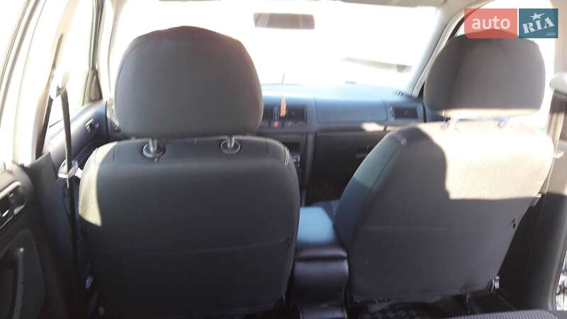 Хэтчбек Volkswagen Golf 2002 в Киеве