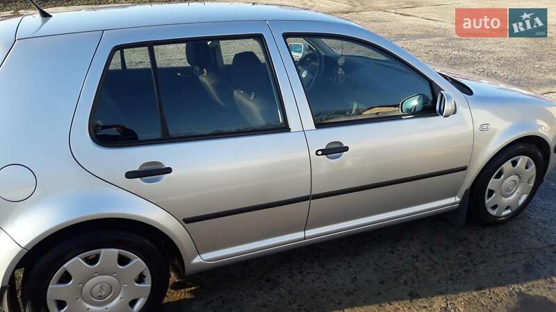 Хэтчбек Volkswagen Golf 2002 в Киеве