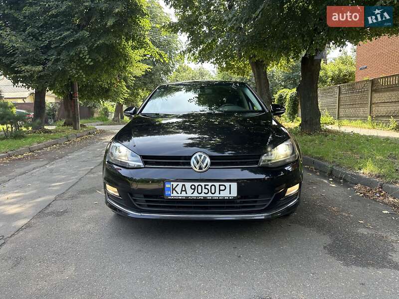 Хэтчбек Volkswagen Golf 2015 в Киеве